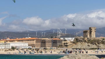 SKL Big Air Tarifa 2024 en la Playa Balneario de este municipio de Cádiz. Kitesurfista volando por los aires el domingo 29 de septiembre.