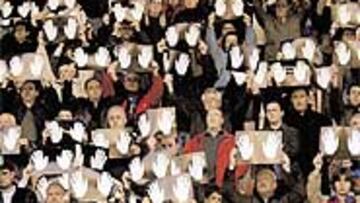 <b>EN EL FÚTBOL.</b> Los aficionados, con sus manos blancas limpias de sangre, mostraron su protesta contra el terrorismo.