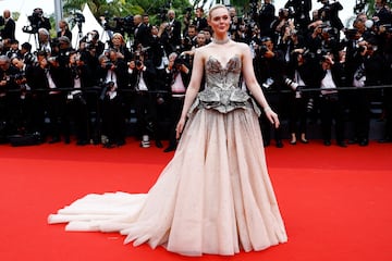 Elle Fanning posa para los fotógrafos a su llegada a la ceremonia de apertura del 76º festival internacional de cine de Cannes.