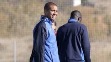 <b>SONRIENTE. </b>David Trezeguet, ayer, en el entrenamiento del Hércules, en Fontcalent.