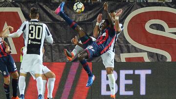 El delantero nigeriano del Crotone, Simy, marcando gol de chilena ante la Juventus.