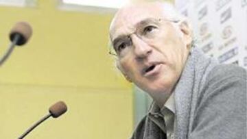 <b>SORPRENDIDO. </b>Bianchi, con cara de sorpresa ante los medios.