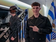 Aarón Ochoa, con el escudo del Málaga.