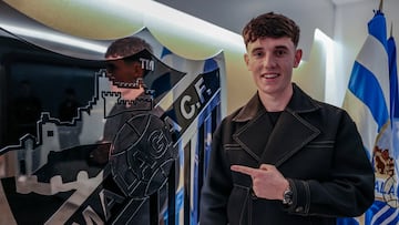 Aarón Ochoa, con el escudo del Málaga.