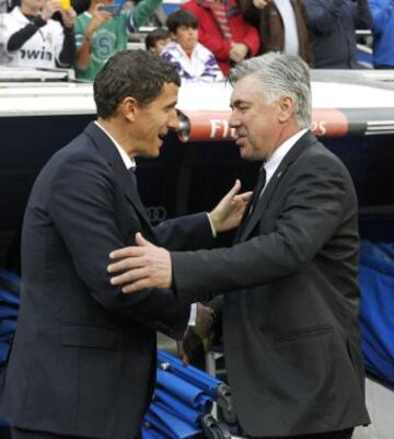 El entrenador italiano del Real Madrid, Carlo Ancelott saluda al de Osasuna, Javier Gracia.