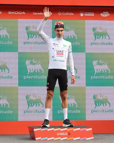 Juan Ayuso, con el maillot blanco del mejor de los jóvenes. 
 