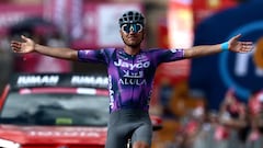 Plapp gana desde la fuga y Roglic le regala el rosa a Ulissi