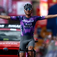 Plapp gana desde la fuga y Roglic le regala el rosa a Ulissi