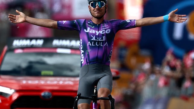 Plapp gana desde la fuga y Roglic le regala el rosa a Ulissi