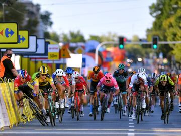 Grave caída del neerlandés Fabio Jakobsen (Deceuninck) al ser cerrado por su compatriota Groenewegen (Jumbo) que provocó una montonera en la línea de meta.