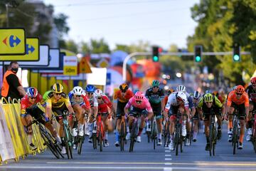 Grave caída del neerlandés Fabio Jakobsen (Deceuninck) al ser cerrado por su compatriota Groenewegen (Jumbo) que provocó una montonera en la línea de meta.