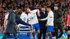 BILBAO, 03/03/2024.- El centrocampista del FC Barcelona Frenkie de Jong, se retira lesionado durante el partido de Liga de Primera División que el Athletic Club y el FC Barcelona disputan este domingo en el estadio de San Mamés. EFE/Miguel Toña
