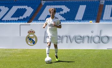 El jugador donostiarra ha sido presentado en el estadio Santiago Bernabéu de la mano de Florentino Pérez y acompañado de su familia.