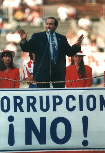 Gregorio Jesús Gil y Gil, más conocido popularmente como Jesús Gil, ha sido sin ninguna duda el presidente más peculiar y polémico de la historia del fútbol español. Nacido en El Burgo de Osma (Soria) en 1933, fue presidente del Atlético durante doce años ininterrumpidos, ganando una Liga (1995/96) y tres Copas del Rey (1991, 1992 y 1996) y siendo el presidente del Doblete. Gil, que falleció el 14 de mayo de 2004 en Madrid a causa de un paro cardiaco, llegó a la presidencia rojiblanca el 26 de junio de 1987. Su mandato, marcado por las camisetas con la publicidad en el pecho de Marbella, ciudad de la que sería alcalde, arrancó por la puerta grande, con el fichaje de Paulo Futre, campeón de la Copa de Europa con el Oporto y Balón de Plata."Si me fueran los tíos, Futre sería mi novio", llegó a decir el mandatario acerca del delantero. No fue la única frase ("Con la popularidad que tengo podría ser Dios” o "Yo implantaré el método Berlusconi: el presidente decide la alineación", entre otras) o aparición polémica de Jesús Gil, que se convirtió en un personaje muy popular, con imágenes que han quedado grabadas en el recuerdo de los hinchas del Atleti y del balompié español. Famoso fue su cara a cara con José María Caneda (Compostela), sus apariciones en un jacuzzi e incluso sus problemas con la justicia. También fueron muy sonadas sus excentricidades con su caballo Imperioso y su cocodrilo Furia. Un personaje inolvidable que marcó una era en el club rojiblanco. 