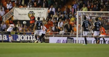 2-1. Piatti marca el segundo gol. 