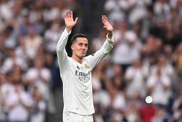 Tremenda ovación de la afición a Lucas Vázquez en su cambio en el último partido en el Bernabéu.