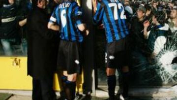 <b>AMENAZA. </b>Los jugadores del Atalanta Bellini y Doni tratan de razonar con los ultras de su equipo que, al final, forzaron ayer la suspensión de su partido contra el Milán.