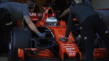 GRA473. MONTMELÓ (BARCELONA), 01/03/2017.- El piloto español de McLaren, Fernando Alonso, entra en el box durante la tercera sesión de entrenamientos oficiales de pretemporada que se celebran en el circuito de Montmeló (Barcelona). EFE/Alejandro García