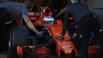 GRA473. MONTMEL&Oacute; (BARCELONA), 01/03/2017.- El piloto espa&ntilde;ol de McLaren, Fernando Alonso, entra en el box durante la tercera sesi&oacute;n de entrenamientos oficiales de pretemporada que se celebran en el circuito de Montmel&oacute; (Barcelona). EFE/Alejandro Garc&iacute;a