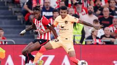 BILBAO, SPAIN - OCTOBER 15: Nico Williams of Athletic Bilbao Reinildo Mandava of Atletico Madrid  during the La Liga Santander  match between Athletic de Bilbao v Atletico Madrid at the Estadio San Mames on October 15, 2022 in Bilbao Spain (Photo by David S. Bustamante/Soccrates/Getty Images)