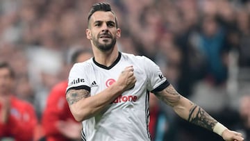 Besiktas&#039; Spanish forward Alvaro Negredo ceebrates after scoring a goal during the Turkish Super Lig football match between Besiktas and Galatasaray on December 2, 2017 at Vodafone Park Stadium in Istanbul. / AFP PHOTO / OZAN KOSE