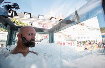 El austriaco Josef Koeberl ha establecido un nuevo récord del mundo de permanencia en hielo tras aguantar en una cabina llena de cubitos, de pie y en bañador, 2 horas, 30 minutos y 53 segundos en Melk, Austria. A parte de superar su anterior récord, Koeberl pretendía concienciar sobre el cambio climático y el deshielo de los glaciares.