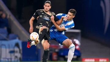 BARCELONA, SPAIN - JANUARY 03: Gonçalo Paciencia of RC Celta de Vigo hurt for the ball with Cesar Montes of RCD Espanyol during the Copa del Rey Round of 32 match between RCD Espanyol and RC Celta at RCDE Stadium on January 03, 2023 in Barcelona, Spain. (Photo by Pedro Salado/Quality Sport Images/Getty Images)