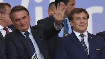 El presidente de Brasil, Jair Bolsonaro, con el presidente de la Conmebol,  Alejandro Dominguez.