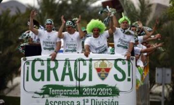 El equipo festeja el ascenso por las calles de Elche.