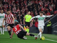 BILBAO, 20/02/2026.- El centrocampista del Elche, Aleix Febas (d), se lleva el balón ante el defensa del Athletic Club, Dani Vivian, durante el encuentro correspondiente a la jornada 25 de Laliga EA Sports que disputan este viernes Athletic Club y Elche en el estadio de San Mamés, en Bilbao. EFE / Luis Tejido.