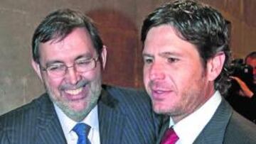 <b>EL RELEVO. </b>Vicente Grande dio el testigo a Mateo Alemany.