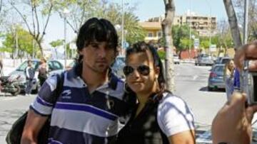 <b>DE VIAJE. </b>Tote, ayer por la mañana, se fotografía con una aficionada justo antes de montar al autobús rumbo a Girona.