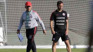 Reinaldo Rueda observa el entrenamiento de la Roja al lado de Jos&eacute; Pedro Fuenzalida en Juan Pinto Dur&aacute;n.