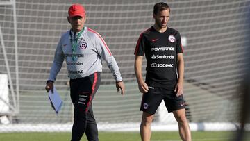 Reinaldo Rueda observa el entrenamiento de la Roja al lado de José Pedro Fuenzalida en Juan Pinto Durán.