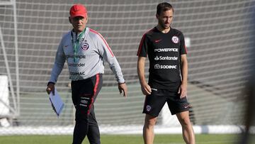 Reinaldo Rueda observa el entrenamiento de la Roja al lado de Jos&eacute; Pedro Fuenzalida en Juan Pinto Dur&aacute;n.