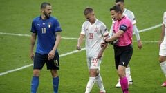 Leonardo Bonucci dialoga con el colegiado Felix Brych durante el partido de semifinales de la Eurocopa entre Italia y Espa&ntilde;a.
 