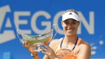 La alemana Angelique Kerber, con el trofeo que la acredita como gran vencedora.