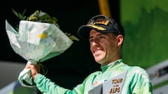 Juanpe López, con el trofeo de campeón del Tour de los Alpes.