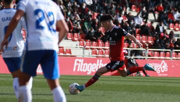 García de Albéniz dispara a puerta en el duelo ante el Tenerife en Anduva.