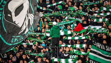 Un grupo de ultras del club Raja Club Athletic de Casablanca, durante un partido de la liga marroquí de fútbol.