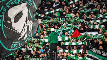 Un grupo de ultras del club Raja Club Athletic de Casablanca, durante un partido de la liga marroquí de fútbol.