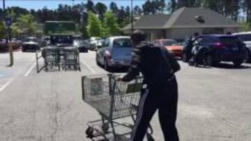 Sergio García afina su puntería para el Masters de Augusta lanzando un carrito de supermercado desde lejos.