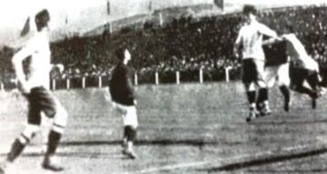 En 1920, Chile y Argentina empataron 1-1 en el Valpara&iacute;so Sporting Club. La foto corresponde al choque jugado a estadio lleno en Vi&ntilde;a del Mar.