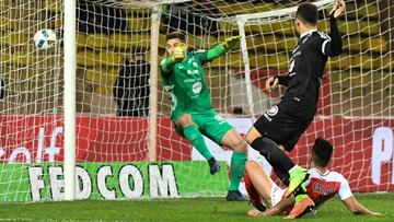 Monaco's Colombian forward Radamel Falcao (R) scores a goal despite of Metz' goalkeeper Thomas Didillon (L) during the French Ligue 1 football match between AS Monaco and Metz (FCM) at the Louis II Stadium in Monaco on February 11, 2017. / AFP PHOTO / Yann COATSALIOU