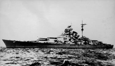 El acorazado Bismarck, símbolo del poder naval nazi, fue hundido el 27 de mayo de 1941 tras una intensa persecución por parte de la Royal Navy, que logró inutilizar su timón con torpedos lanzados desde aviones. Rodeado por acorazados británicos, fue destruido en una batalla final en el Atlántico, dejando solo 114 supervivientes de más de 2.200 tripulantes. Este hecho marcó el fin del dominio alemán en el mar.