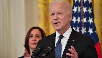Kamala Harris mira a Joe Biden, quien habla antes de firmar la Ley de cr&iacute;menes de odio Covid-19, en el East Room de la Casa Blanca en Washington, DC el 20 de mayo de 2021. 