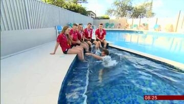 Reportero al agua con el equipo brit&aacute;nico de nataci&oacute;n