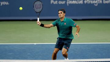 Roger Federer devuelve una bola ante Juan Ignacio Londero durante su partido de segunda ronda del Western &amp; Southern Open, el Masters 1.000 de Cincinnati, en el Lindner Family Tennis Center de Mason, Ohio.