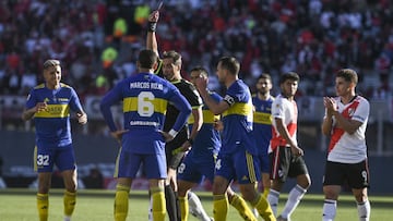 BUENOS AIRES, ARGENTINA - OCTOBER 03: Referee Fernando Rapallini shows red card to Marcos Rojo of Boca Juniors during a match between River Plate and Boca Juniors as part of Torneo Liga Profesional 2021 at Estadio Monumental Antonio Vespucio Liberti on October 3, 2021 in Buenos Aires, Argentina. (Photo by Marcelo Endelli/Getty Images)