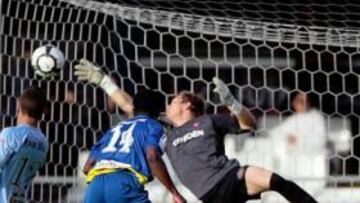 <b>ESPECTACULAR. </b>Yoel sacó una mano prodigiosa en el último minuto del partido contra el Cádiz y se convirtió en el héroe del Celta.